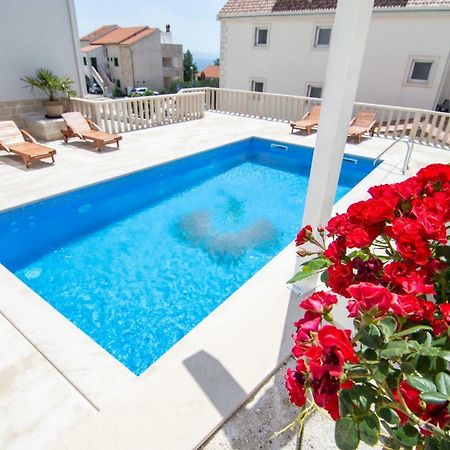 Apartments Sara Бол Экстерьер фото