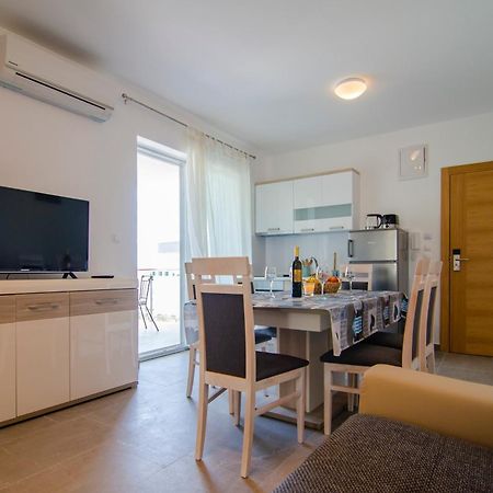 Apartments Sara Бол Экстерьер фото