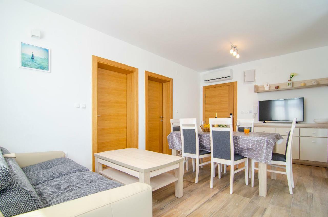Apartments Sara Бол Экстерьер фото