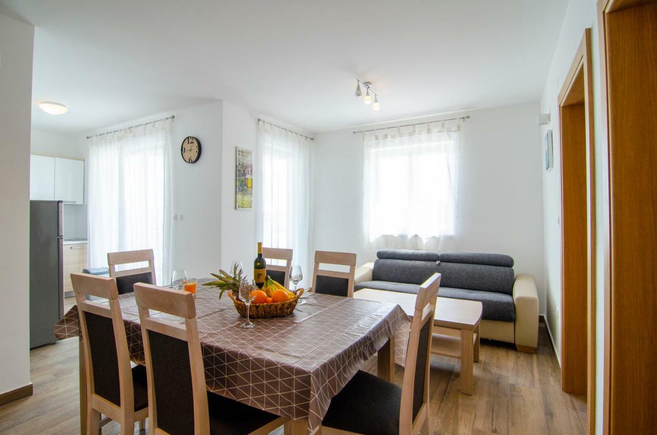 Apartments Sara Бол Экстерьер фото