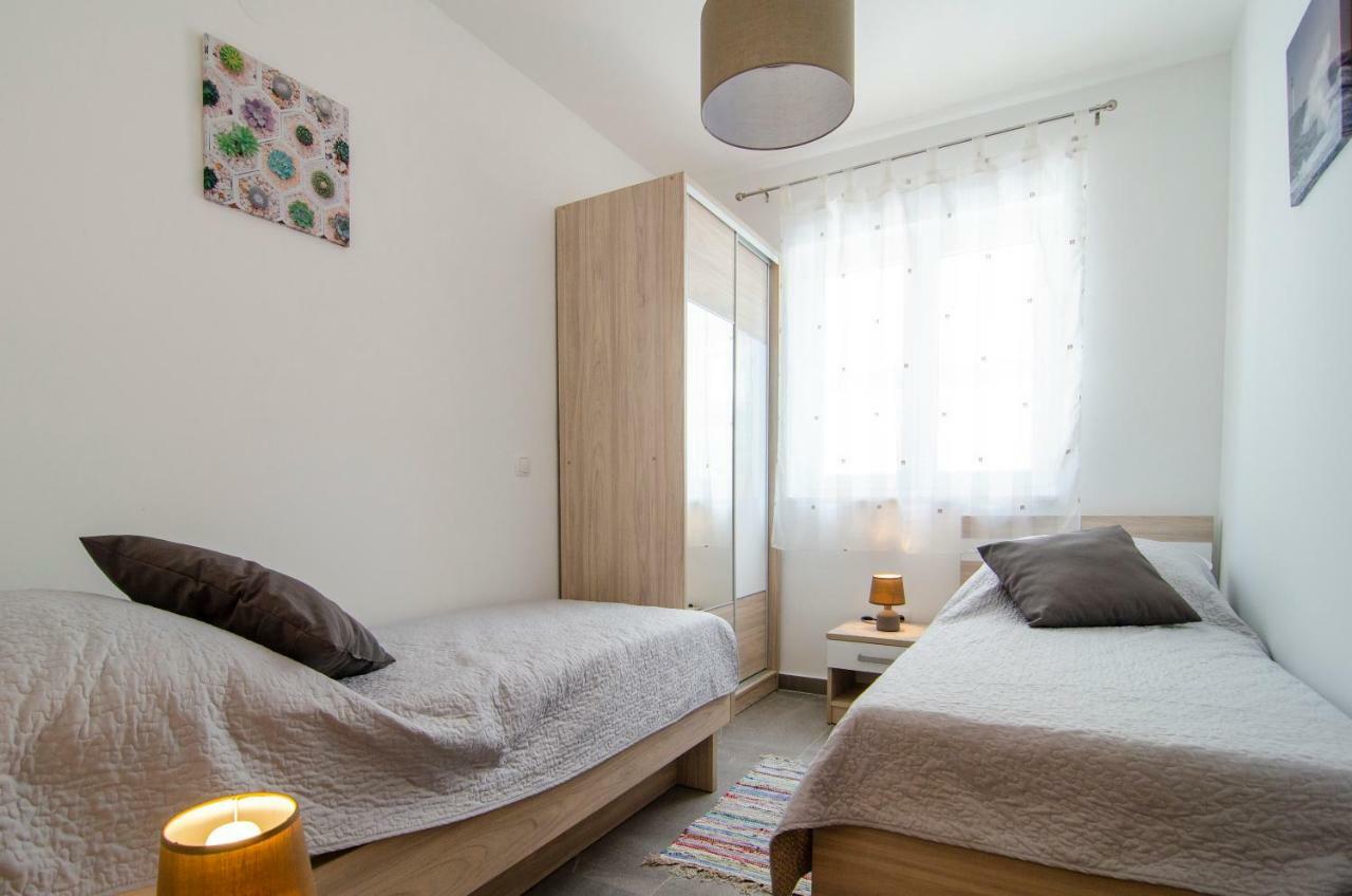 Apartments Sara Бол Экстерьер фото