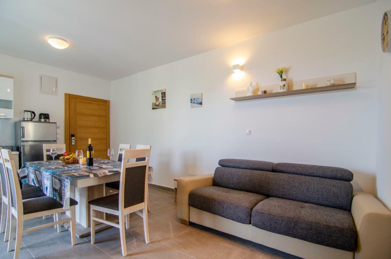 Apartments Sara Бол Экстерьер фото