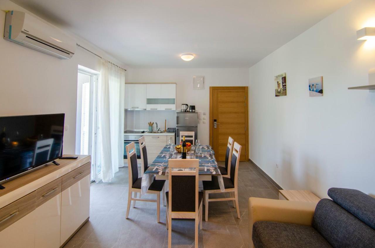 Apartments Sara Бол Экстерьер фото
