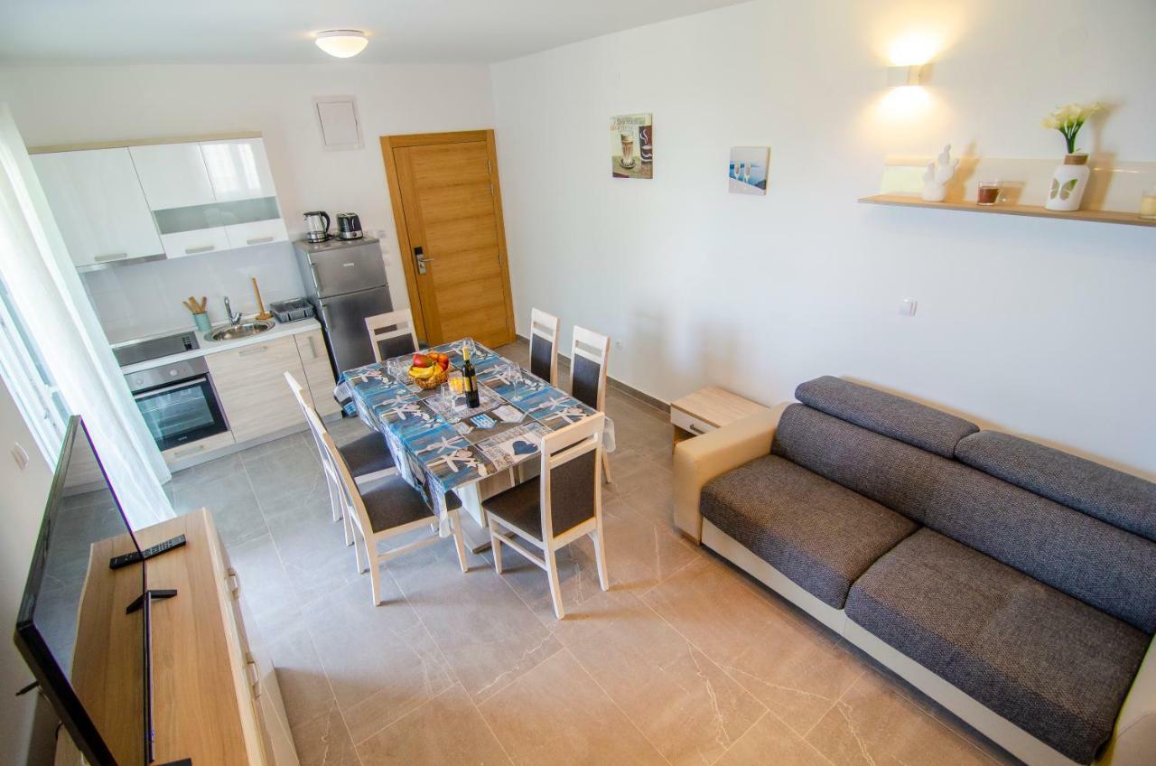 Apartments Sara Бол Экстерьер фото