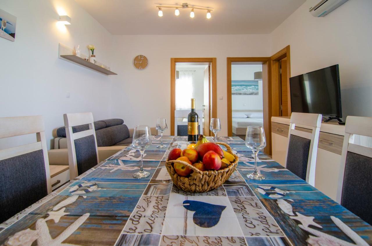Apartments Sara Бол Экстерьер фото