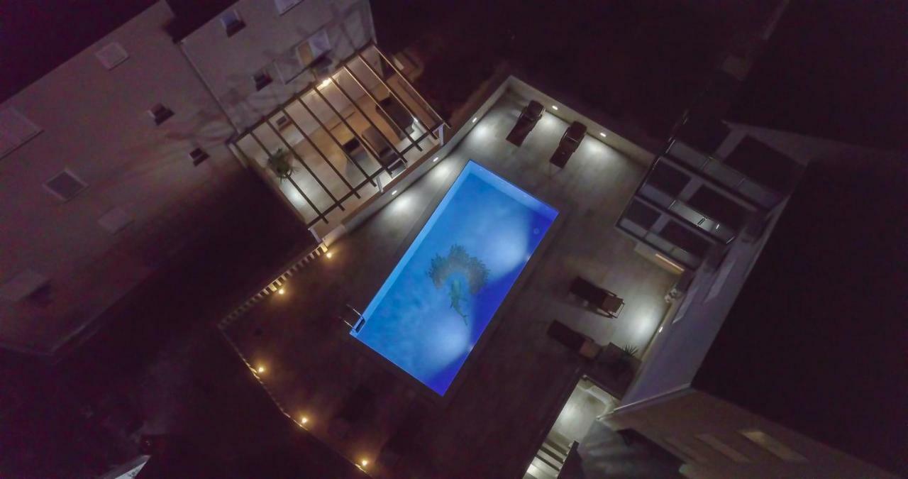 Apartments Sara Бол Экстерьер фото