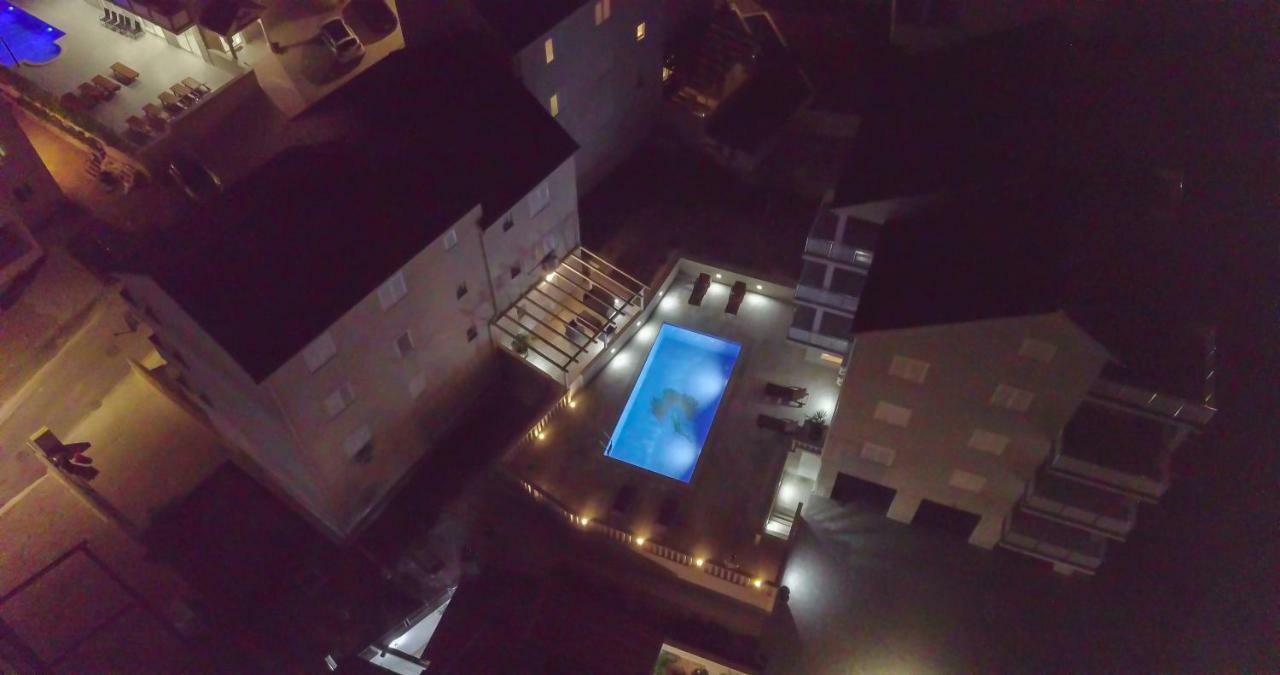 Apartments Sara Бол Экстерьер фото