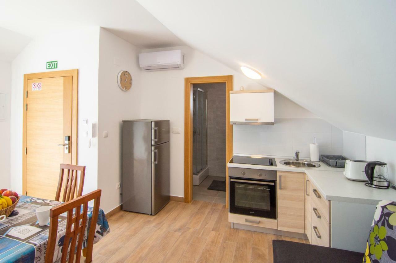 Apartments Sara Бол Экстерьер фото