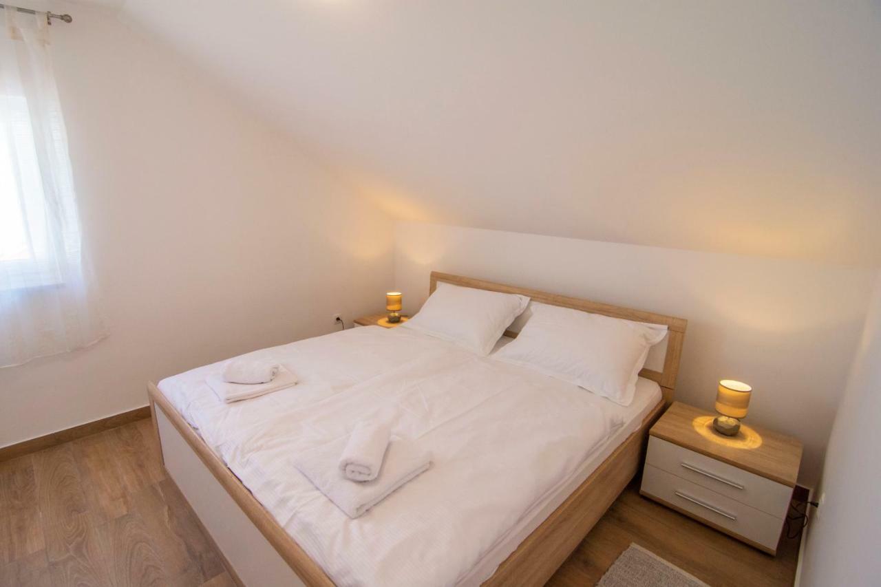 Apartments Sara Бол Экстерьер фото